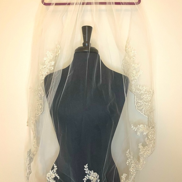 Scalloped Edge Lace Bridal Veil - Picture 8 of 16